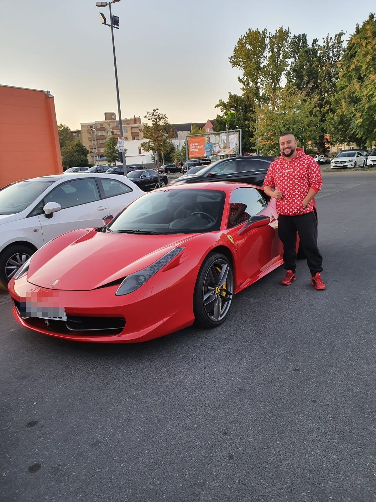 Aykut Denizli mit Sportwagen