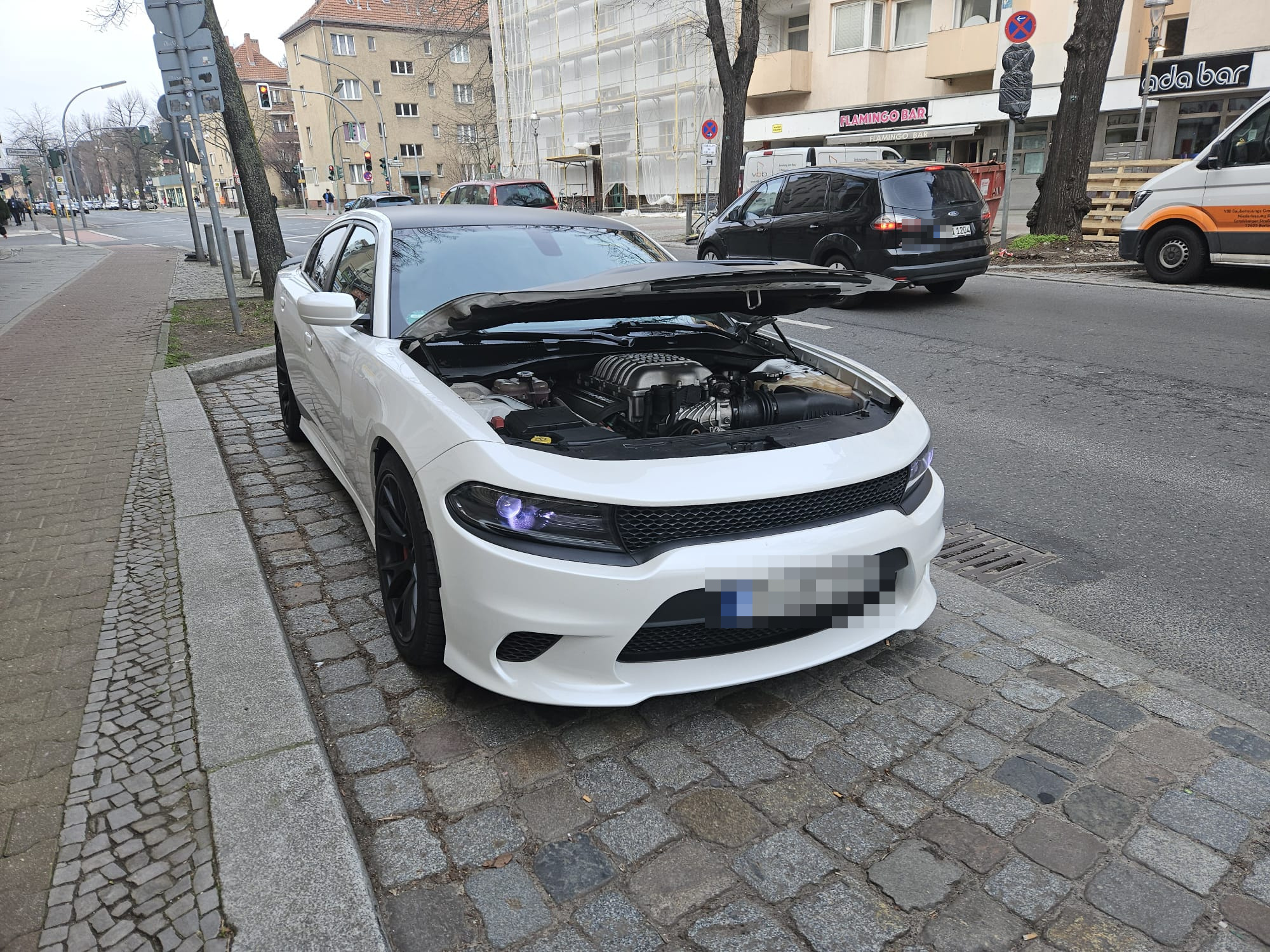 Fahrzeug mit geöffneter Motorhaube